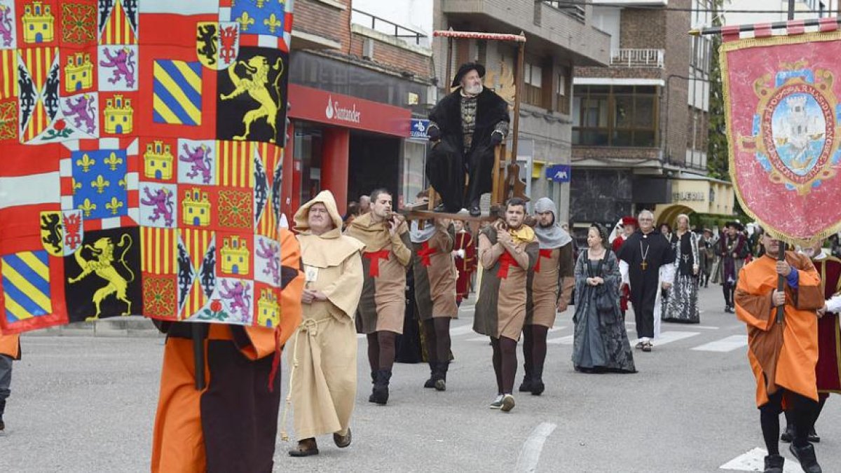 La comitiva real formada por burgaleses y cántabros atravesó la localidad acompañando al rey.-ICAL