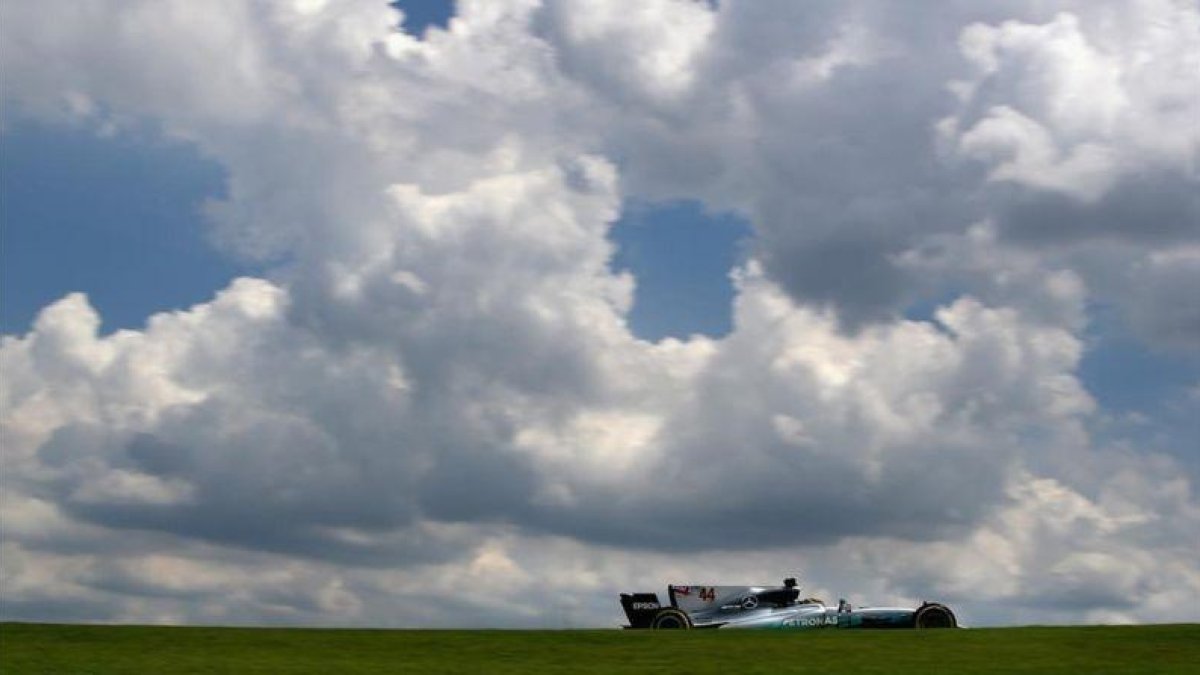 El campeón británico Lewis Hamilton y su Mercedes, bajo los nubarrones del Autódromo de Río de Janeiro.-GETTY / CLIVE MASON