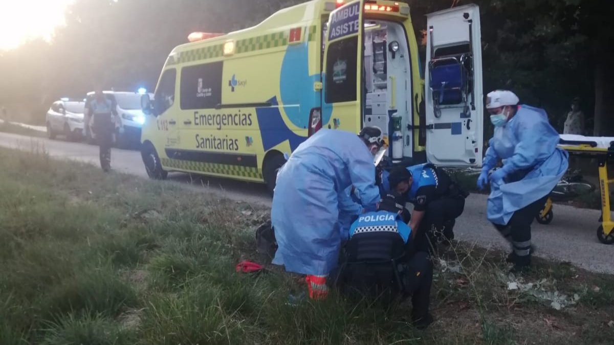 La Policía Local y los equipos sanitarios atienden al herido. POLICÍA LOCAL.
