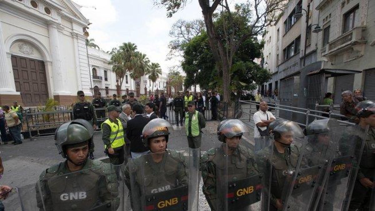 Miembros de la Guardia Nacional Bolivariana impiden el paso a la Asamblea Nacional.-EFE