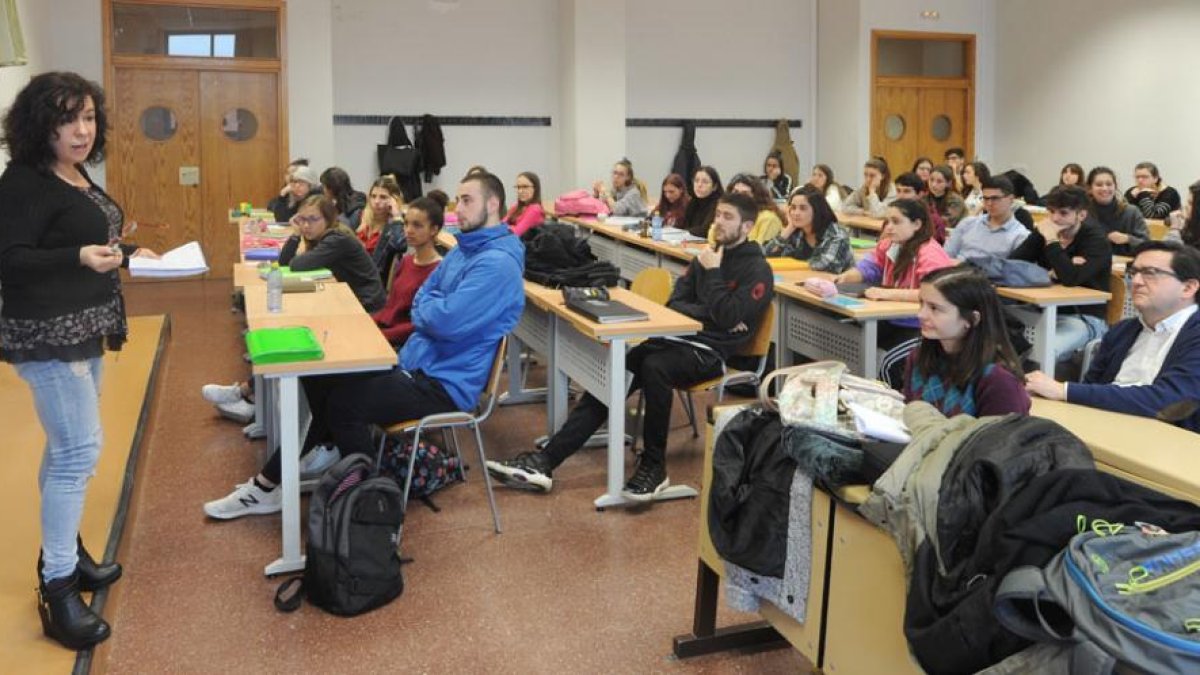 Un momento de la charla sobre experiencias de voluntariado que se desarrolló en la mañana de ayer en la Facultad de Educación.-ISRAEL L. MURILLO