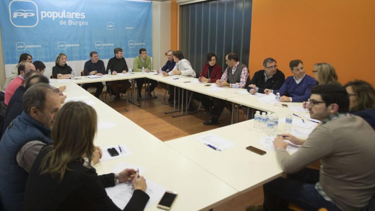 Los compromisarios que asistirán al congreso de Madrid se reunieron ayer en la sede del PP burgalés.-ISRAEL L. MURILLO