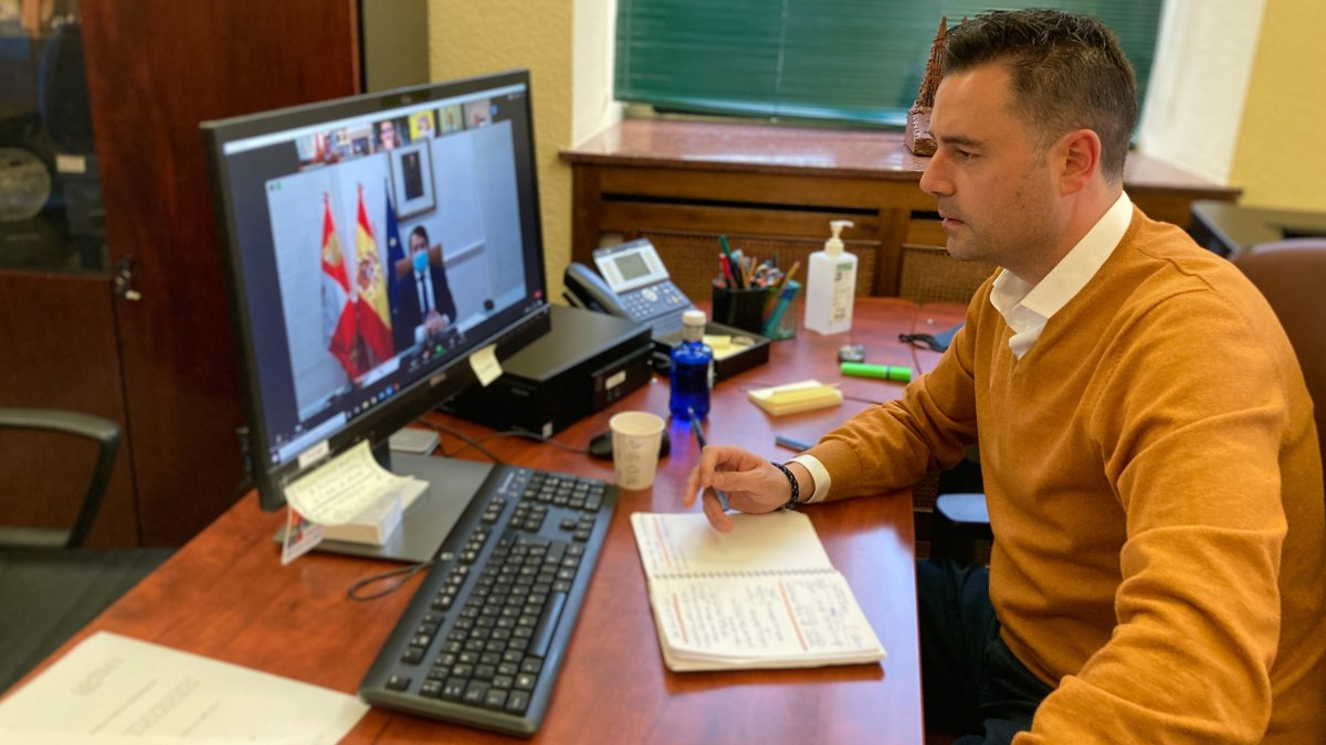 De la Rosa, durante el encuentro telemático de ayer con responsables de la Junta. ECB