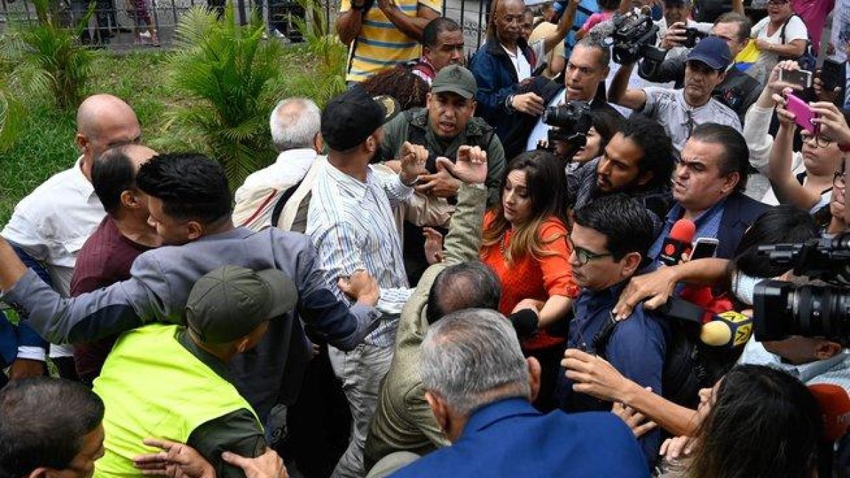 Miembros de la prensa entran a la fuerza al Parlamento de Venezuela.-AFP