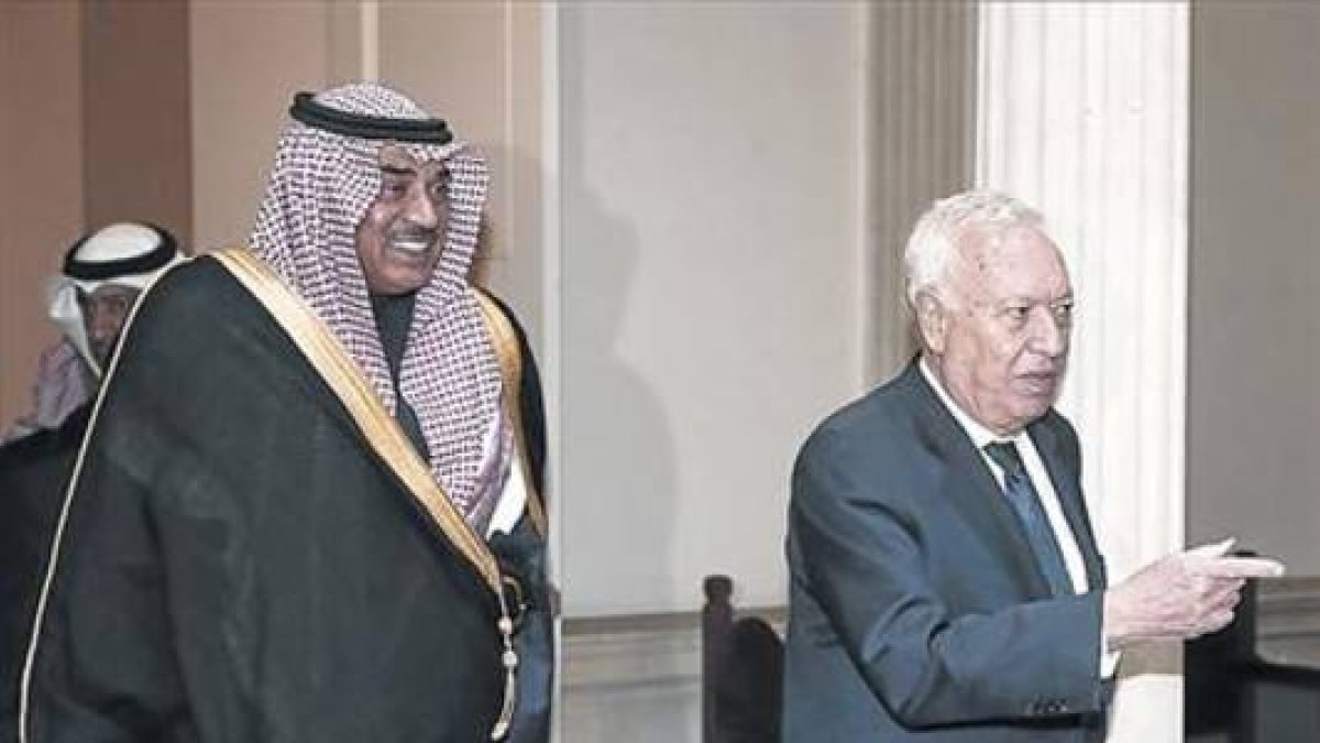 García-Margallo, junto al ministro de Exteriores de Kuwait, durante su encuentro de ayer en Madrid.-Foto: EFE / SERGIO BARRENECHEA