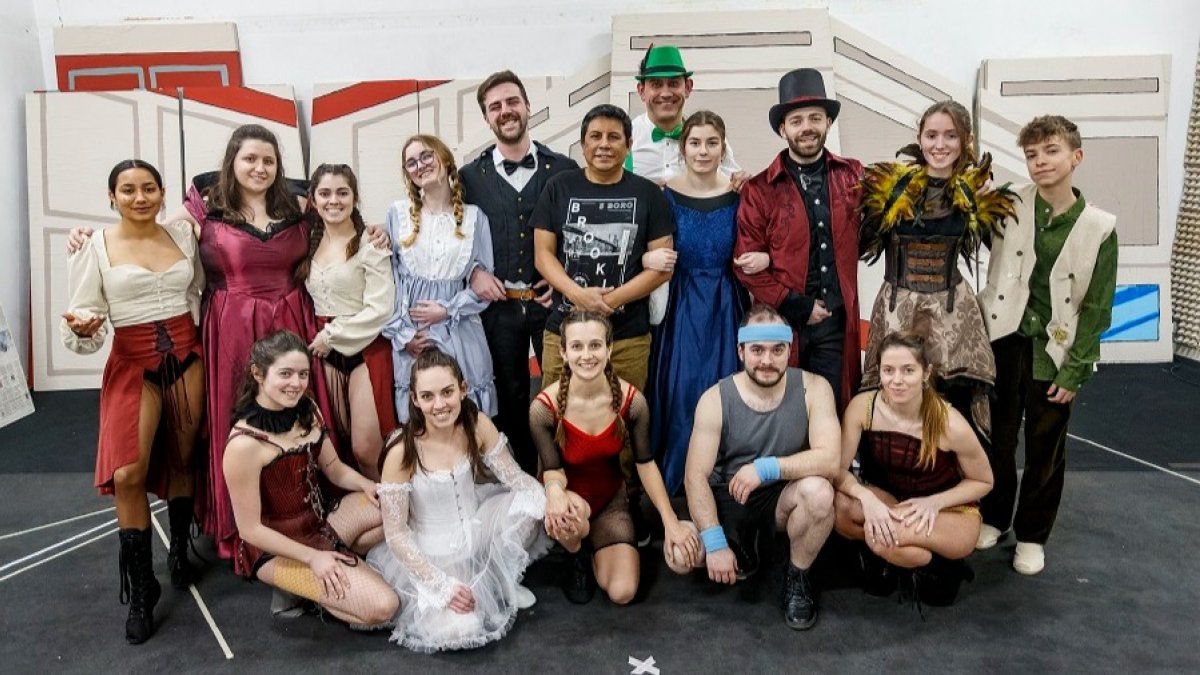El equipo de la Asociación de Teatro Musical de Burgos (Atemub) antes de uno de de los últimos ensayos de 'Barnum'. SANTI OTERO
