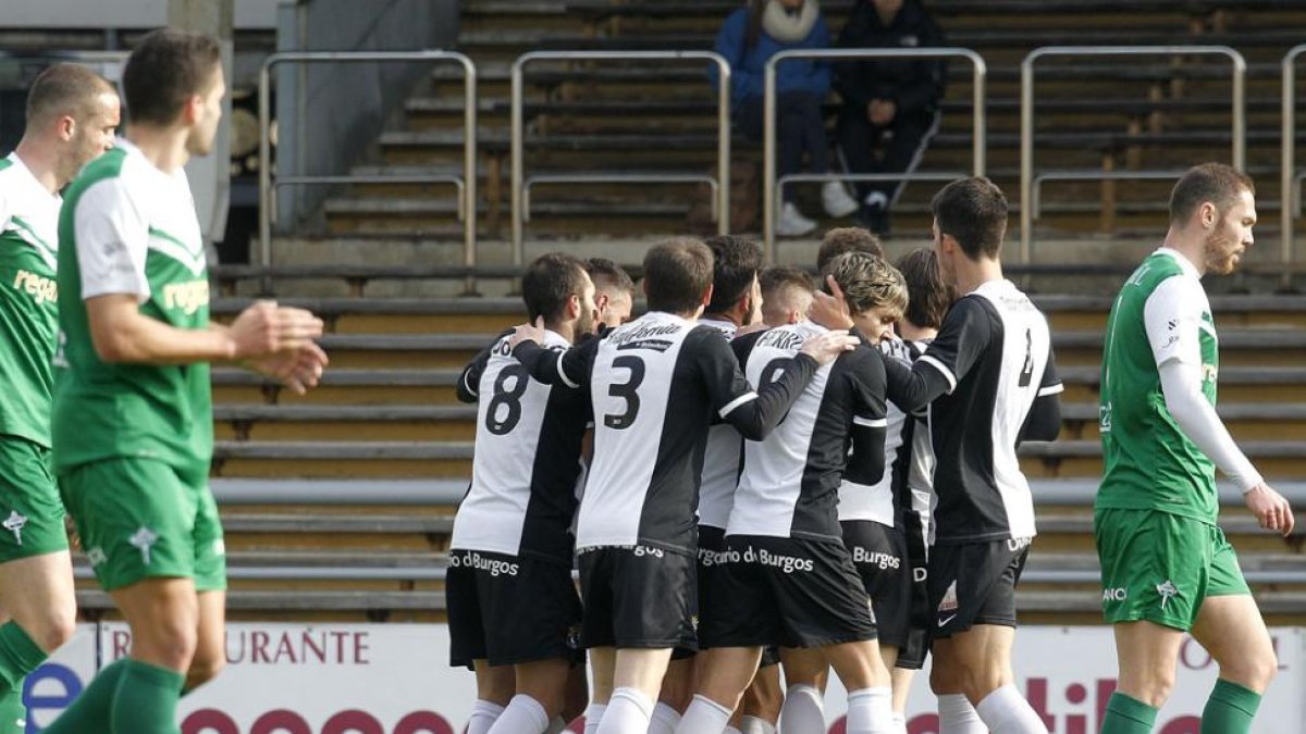 Los jugadores del Burgos CF celebran el primer gol que consiguieron ante el Racing de Ferrol.-SANTI OTERO