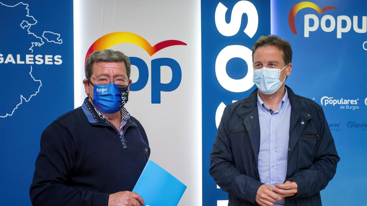 César Rico, presidente del PP de Burgos, y Borja Suárez, en la sede del PP. SANTI OTERO