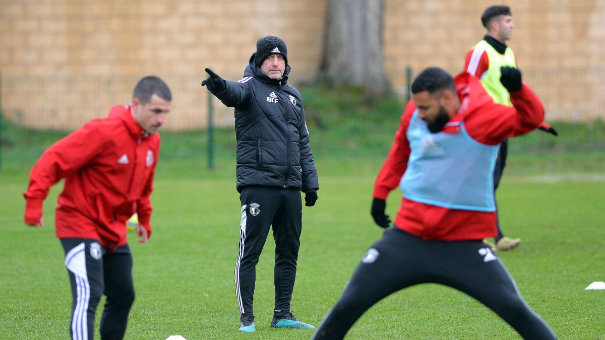 Julián Calero observa a J. J. Matos y Mourad durante el entrenamiento. TOMÁS ALONSO