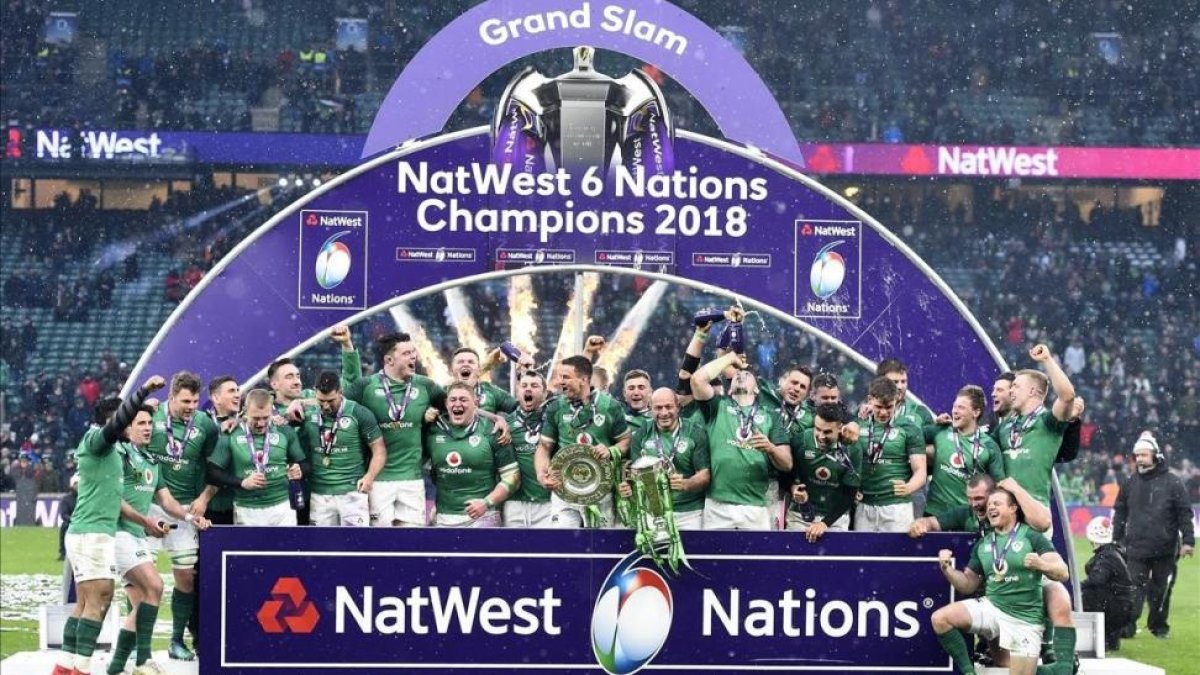 El equipo irlandés celebra el triunfo sobre Inglaterra que le dio el Grand Slam en el Seis Naciones.-/ EFE / WILL OLIVER