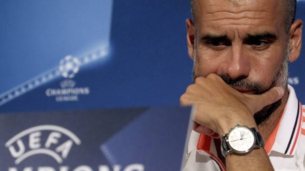 El entrenador español del Bayern Múnich, Josep Guardiola, ofrece una rueda de prensa en Atenas, Grecia.-ALEXANDROS VLACHOS / EFE