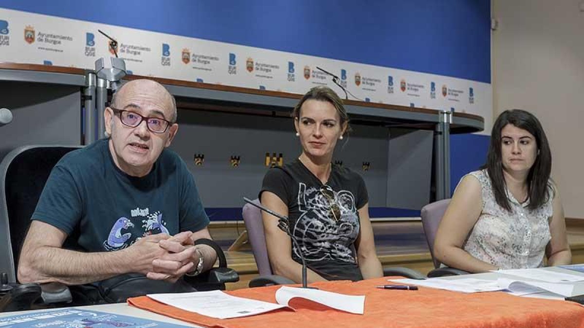 Fernando (izqda) y Verónica (dcha), afectados por la enfermedad, junto a la concejal Lorena de la Fuente.-RAÚL G. OCHOA
