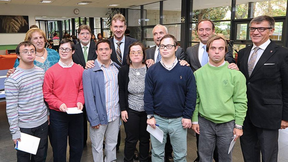 Los seis jóvenes posan con los representantes de BBVA y del Ayuntamiento.-Israel L. Murillo