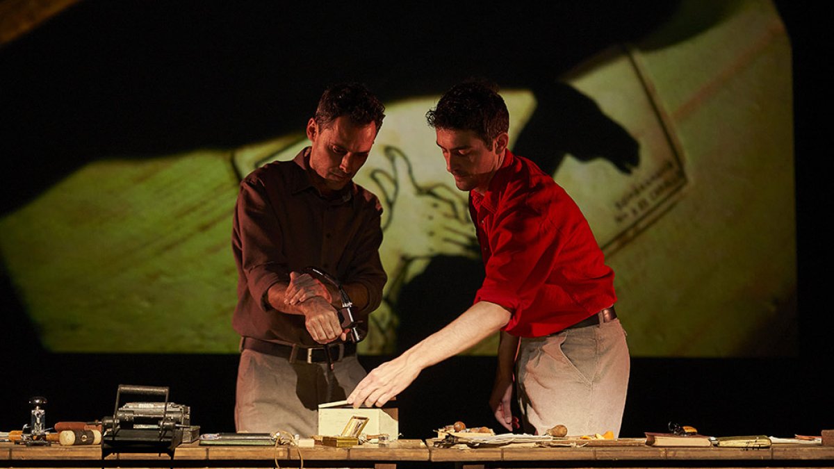 Xabier Bobés (izquierda) y Sergi Torrecilla son los intérpretes de esta función que combina la dramaturgia tradicional y el ‘teatro de objetos’. DAVID RUANO / TNC