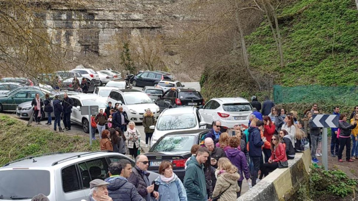 La carretera de acceso ha estado completamente colapsada durante la pasada Semana Santa.-ECB