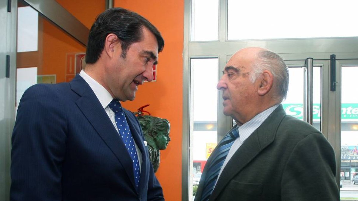 El subdelegado del Gobierno en León, Juan Carlos Suárez Quiñones (I), junto al empresario minero Manuel Lamelas Viloria (D), durante el desayuno informativo del periódico digital infobierzo.com, para analizar los Presupuestos Generales del Estado y las in-Ical