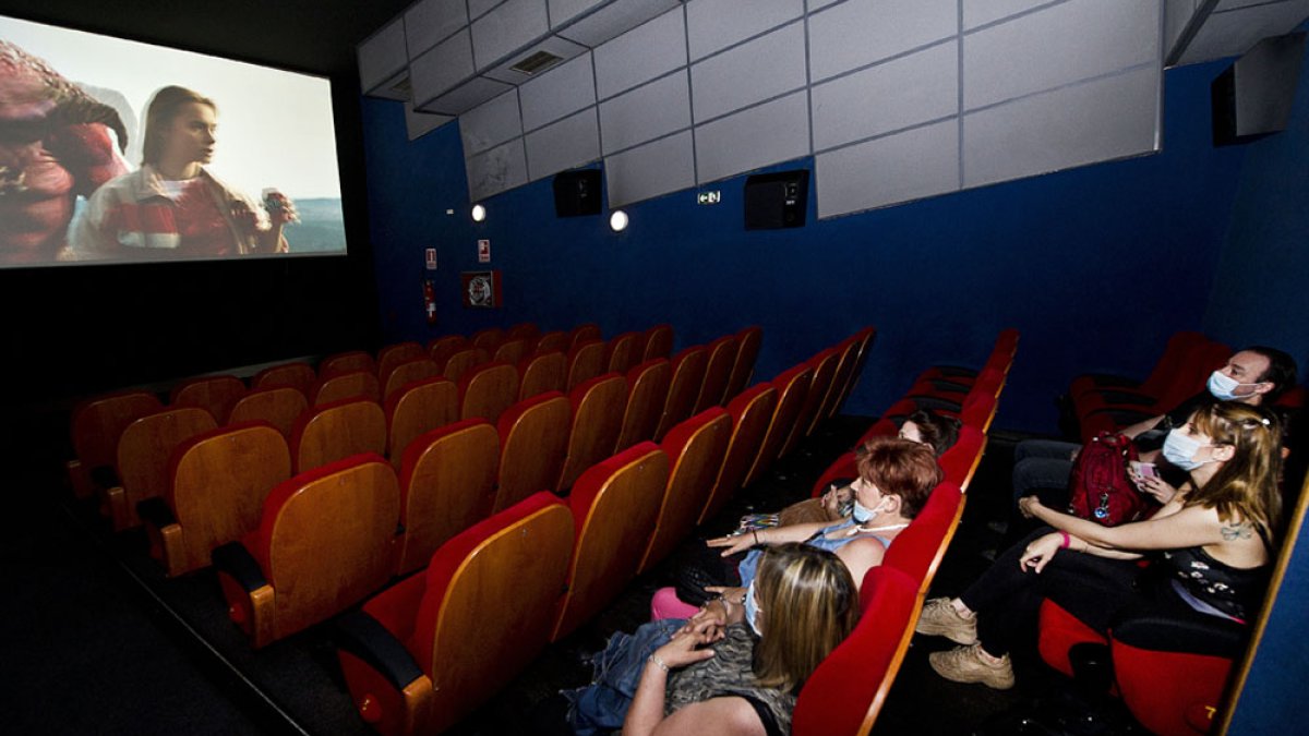 Un grupo de espectadores se dispone a disfrutar de una película en una de las salas de los cines Van Golem. ISRAEL L. MURILLO