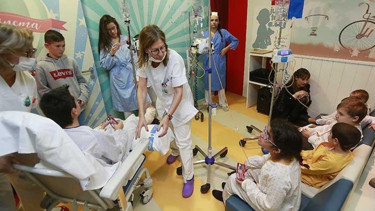 Poder ver una película mientras están ingresados permitirá que los niños se olviden por un rato de que están en un centro sanitario.-RAÚL G. OCHOA