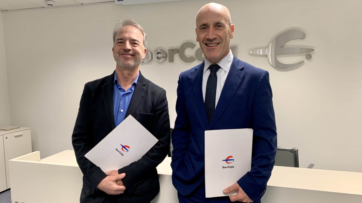 Mariano Saiz, presidente de Fundación LUCTARI, y Javier González, director provincial de Ibercaja en Burgos, firmaron el convenio de colaboración.