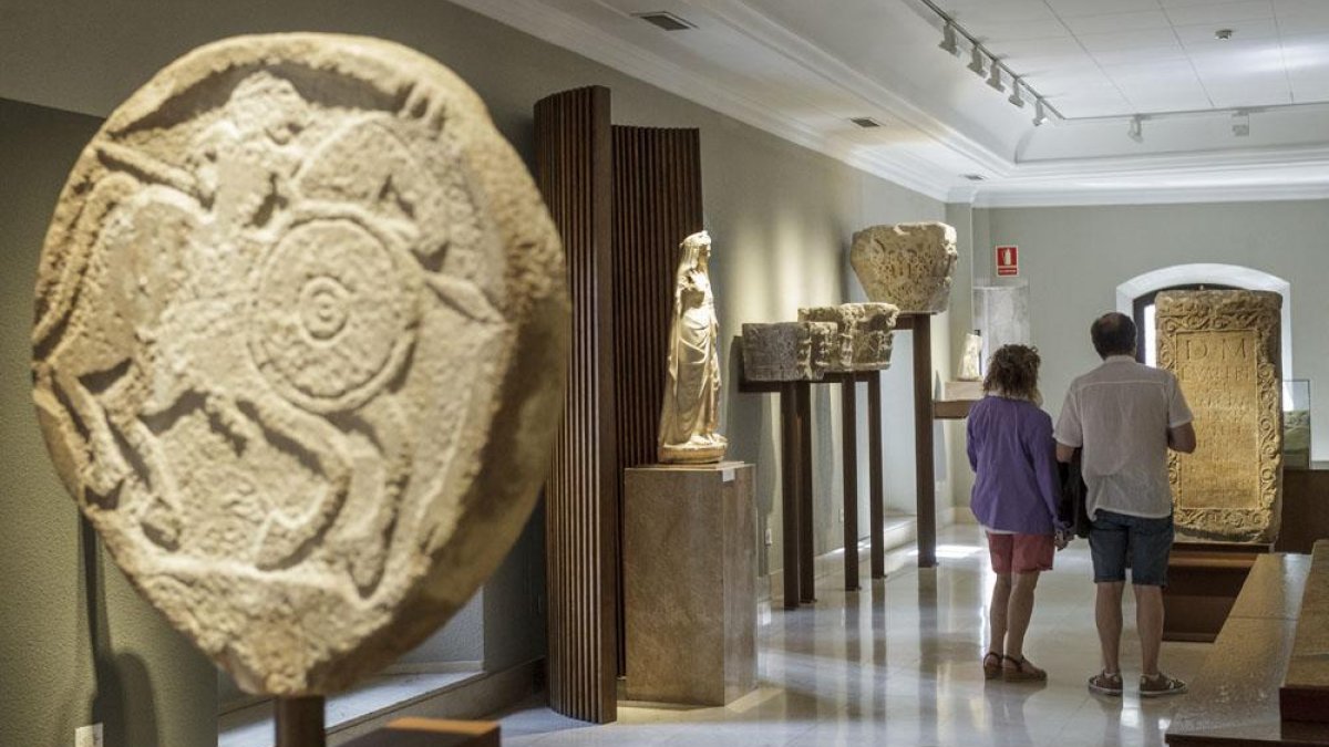 Las estelas funerarias, frisos y capiteles proceden de los lugares públicos como el foro o el teatro.-Santi Otero