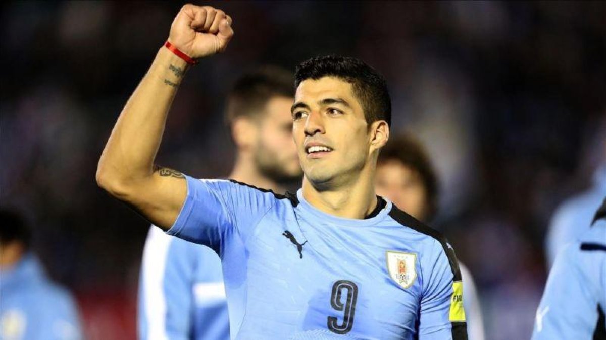 Luis Suárez celebra la victoria de Uruguay ante Bolivia en el estadio Centenario de Montevideo.-EFE / RAÚL MARTÍNEZ