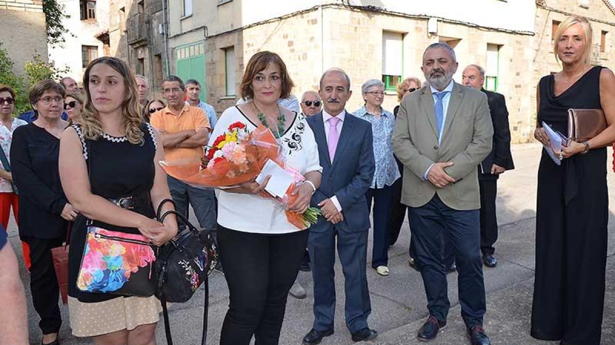 La familia de Yagüe estuvo acompañada ayer de los representantes de las instituciones y rodeada de vecinos y amigos del compositor.-R. FERNÁNDEZ