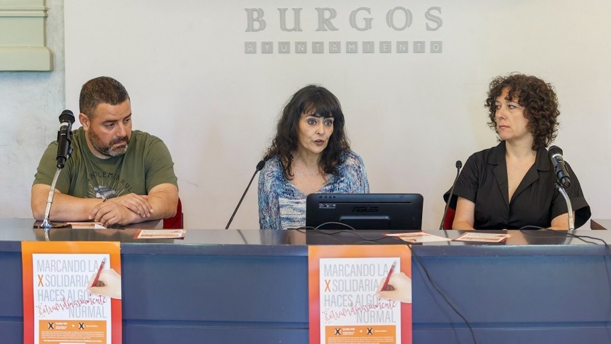 Antonio Arrabal, Rosa Escolar y Rosalía Santaolalla en la presentación de la campaña por la ‘X Solidaria’. SANTI OTERO