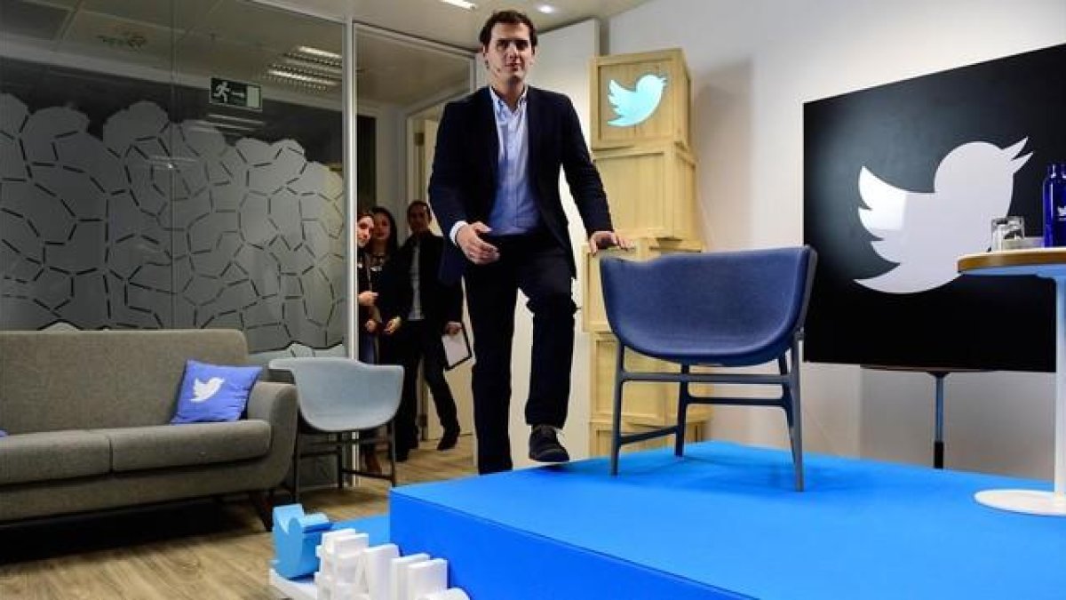 El líder de Ciudadanos, Albert Rivera llega para presentar una nueva herramienta de Twitter llamada Twitter QA en Madrid.-AFP / JAVIER SORIANO