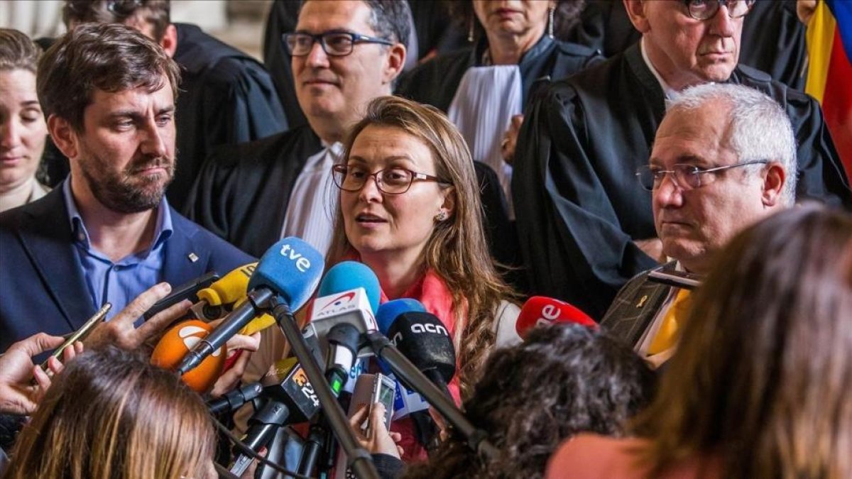 Los exconsellers Toni Comín, Lluis Puig y Meritxell Serret (de izquierda a derecha) hablan ante los medios de comunicación el pasado 16 de mayo, a su salida del tribunal de justicia belga que denegó su entrega a España-STEPHANIE LECOCQ