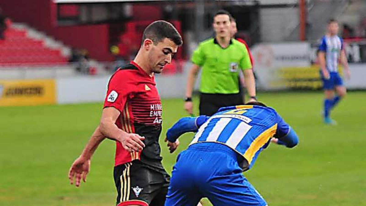 Claudio Medina volvió a resultar decisivo en el choque de ayer con un nuevo gol que dio los tres puntos a los burgaleses-Jose Esteban Egurrola