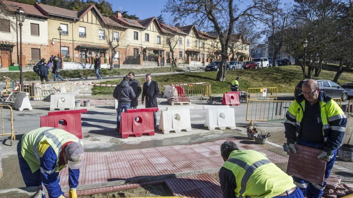 Operarios de la Brigada de Obras trabajando en un rebaje de bordillos.
