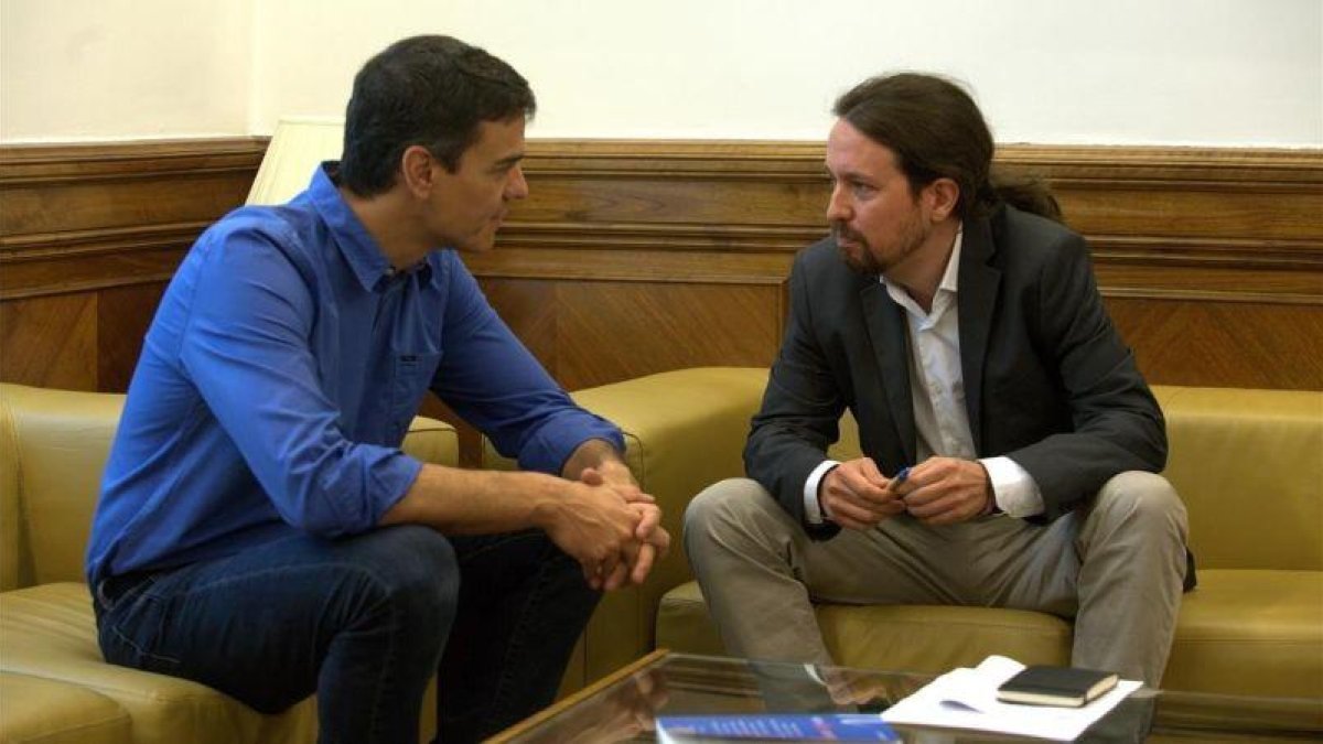 Pedro Sánchez y Pablo Iglesias, en una reunión en el Congreso.-DAVID CASTRO