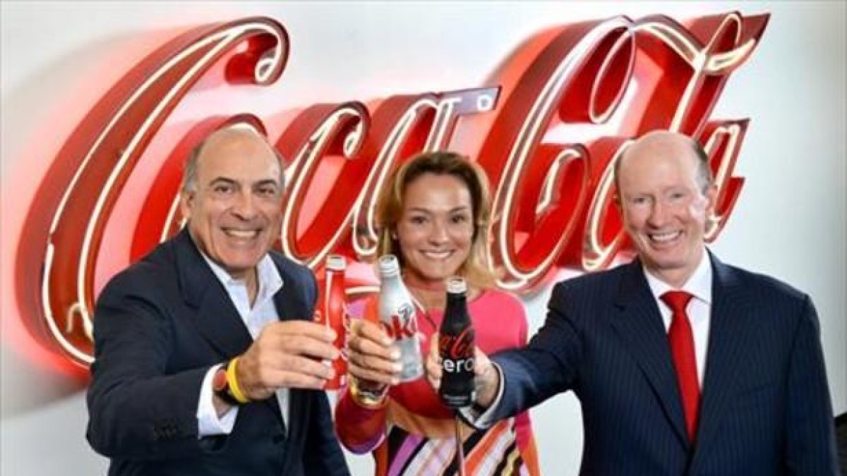 De izquierda a derecha, Muhtar Kent, presidente de The Coca-Cola Company, Sol Daurella, de Coca-Cola Iberian Partners y John Brock, Coca-Cola Enterprises, ayer.-