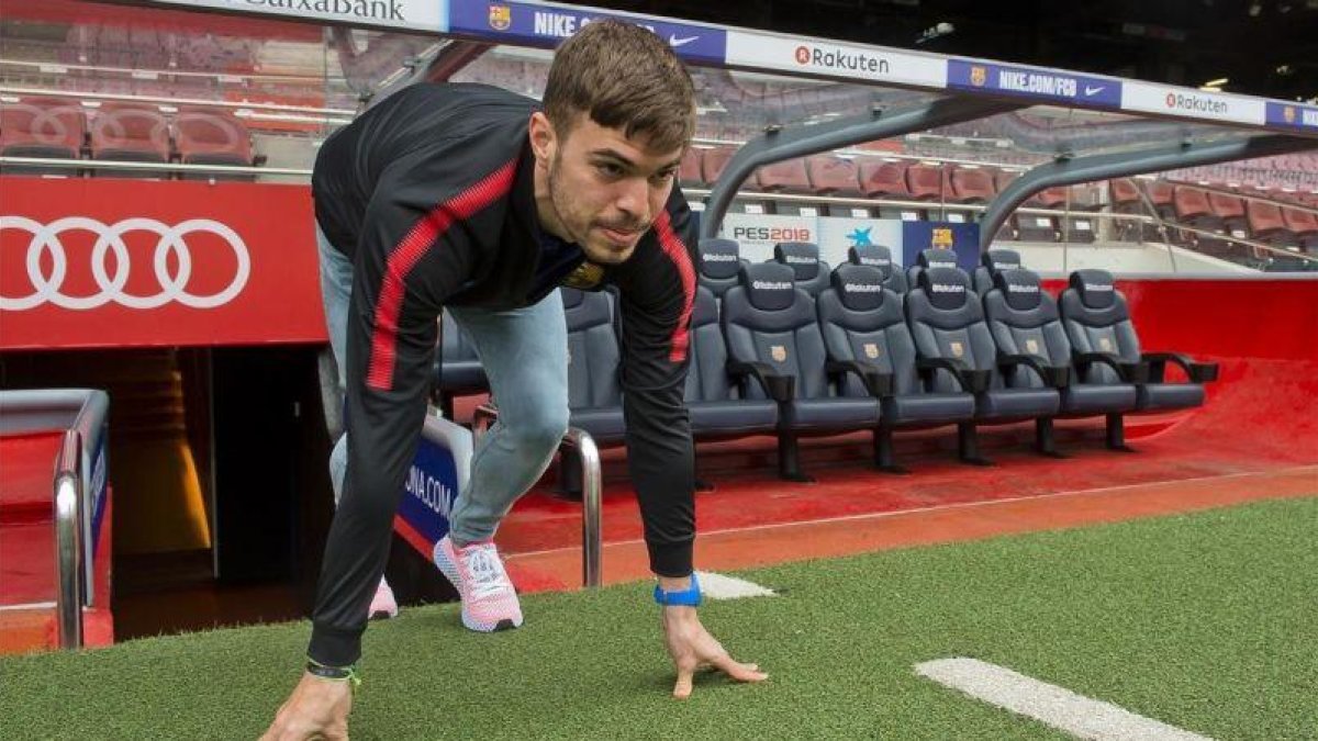 Óscar Husillos, atleta del Barça, en el Camp Nou.-VICTOR SALGADO