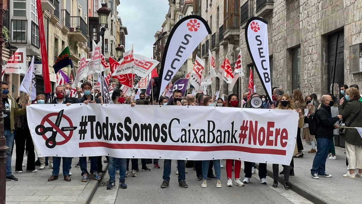 Los manifestantes llegaron a cortar la calle Santader en su protesta ante la sede territorial de Caixabank en Castilla y León en la Casa del Cordón. ECB