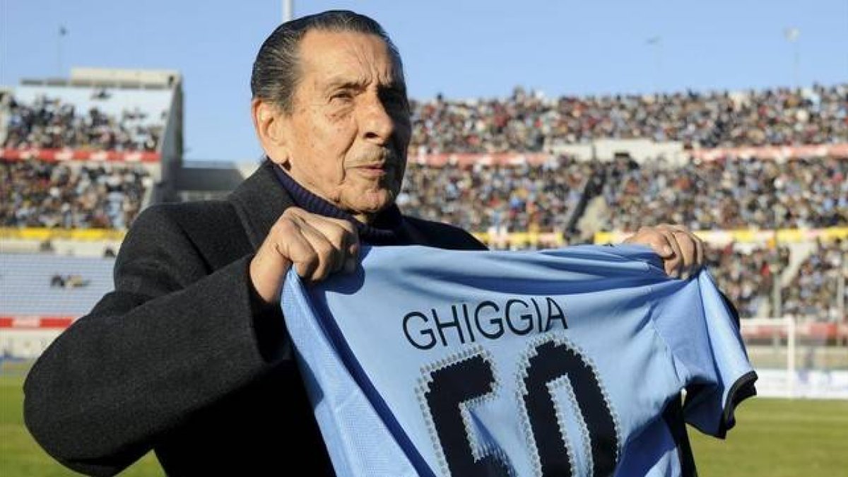 Alcides Edgardo Ghiggia muestra una camiseta de Uruguay con el dorsal 50 en homenaje poor su gol en el Mundial de aquel año, el del 'Maracanazo', en el estadio Centenario de Montevideo.-Foto: REUTERS / PABLO DE LA CALLE