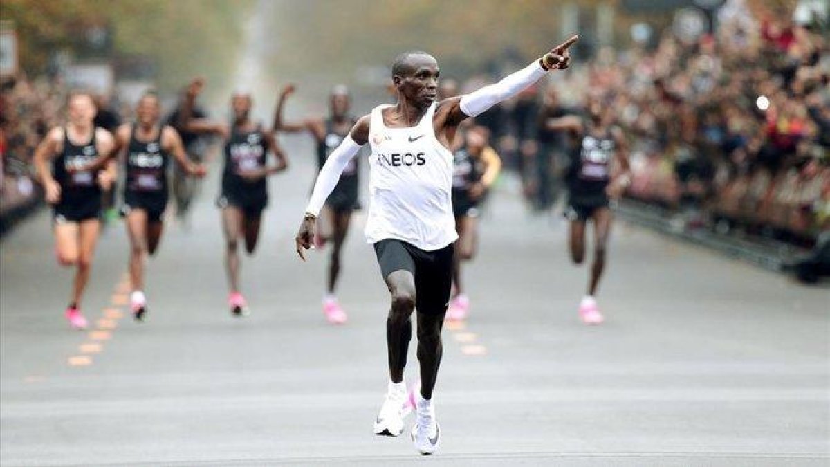 Kipchoge, tras lograr su récord no homologado en Viena.-