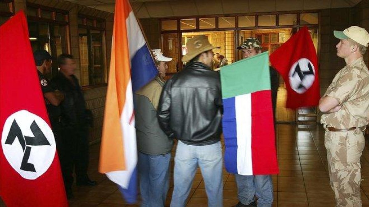 La bandera del ’apartheid’, la segunda por la izquierda.-AP