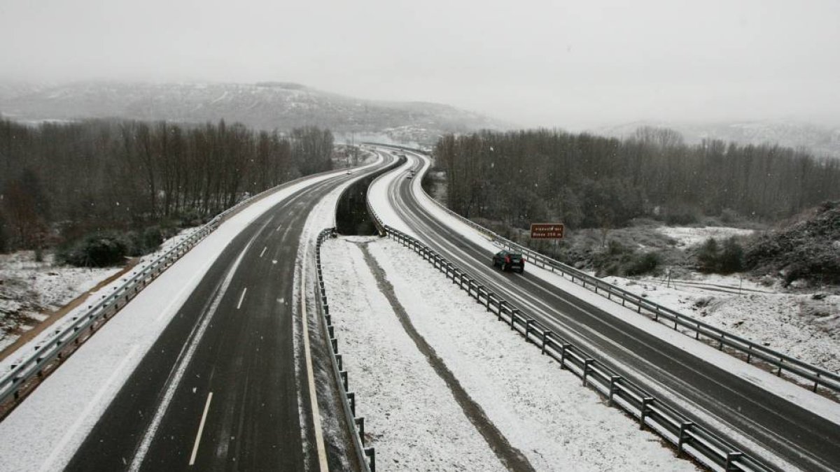 La autovía A6 a su paso por Bembibre (León), afectada por la nieve-Ical