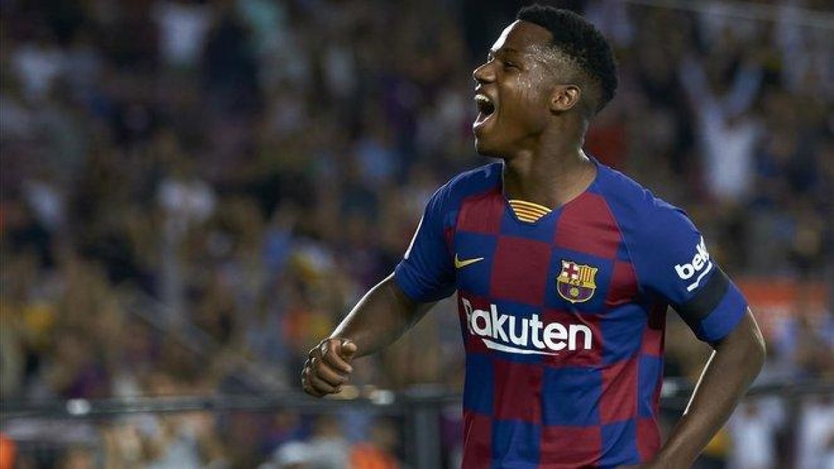 Ansu Fati disputando un partido de liga con el Barça ante el Valencia.-GETTY IMAGES