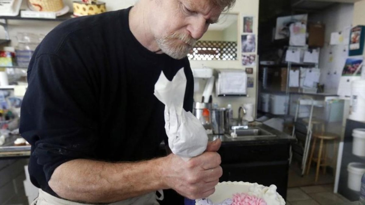 Jack Phillips, el pastelero que se negó a hacerle un pastel a una pareja gay.-/ BRENNAN LINSLEY / AP