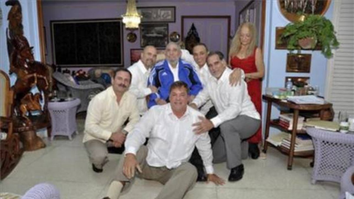 Fidel Castro posa con 'Los Cinco'.-Foto: AGENCIAS