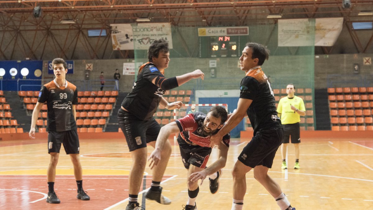 Javi Rodríguez lanza a puerta. FOTO CEDIDA POR EL BM BURGOS