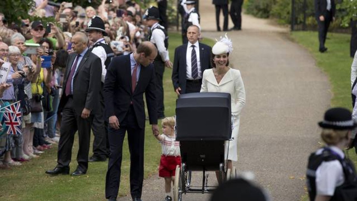 Los duques de Cambridge, su hijo el príncipe Jorge y la pricesa Charlotte, a su llegada a la iglesia de Santa Maria Magdalena, en Sandringham.-Foto: MATT DUNHAM / AP
