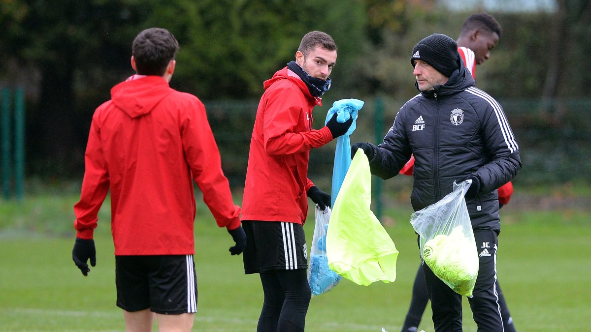 Julián Calero le da un peto a Juan Hernández en el entrenamiento. TOMÁS ALONSO