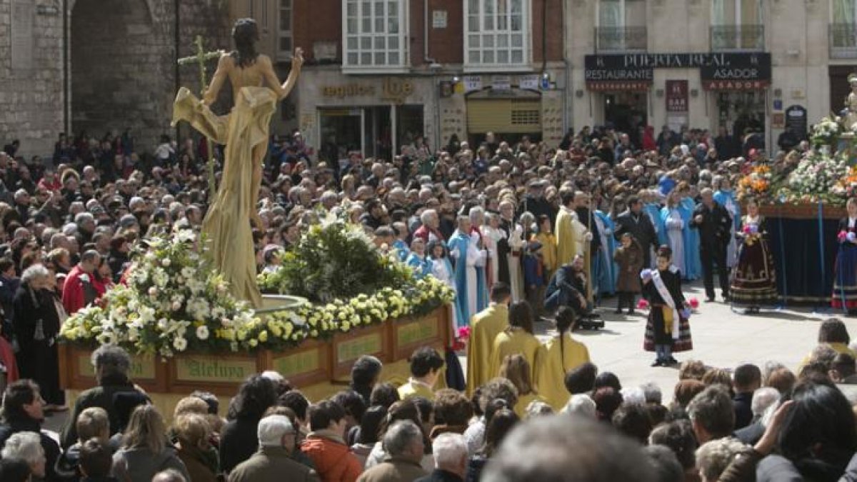 Fieles y turistas presenciando el Júbilo Pascual.-RAÚL G. OCHOA