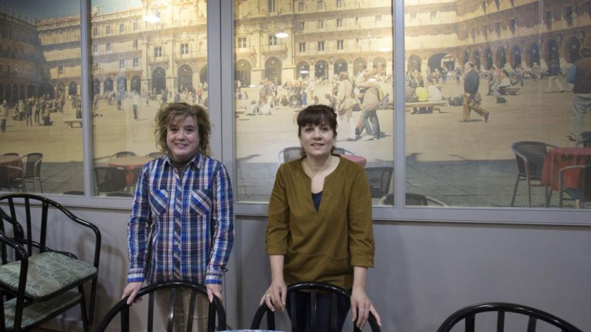 La secretaria, Montse Santos, y la presidenta, Marga Vicente, en la sede de la Casa Regional de Salamanca, ubicada en la calle Cristóbal Colón.-RAÚL OCHOA