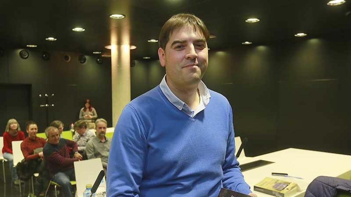 Francisco Ajates presentó ayer, en la Biblioteca Pública de la plaza San Juan, su última novela.-RAÚL G. OCHOA