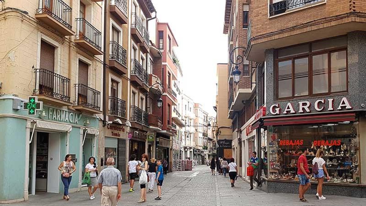 Una de las calles comerciales de Aranda.