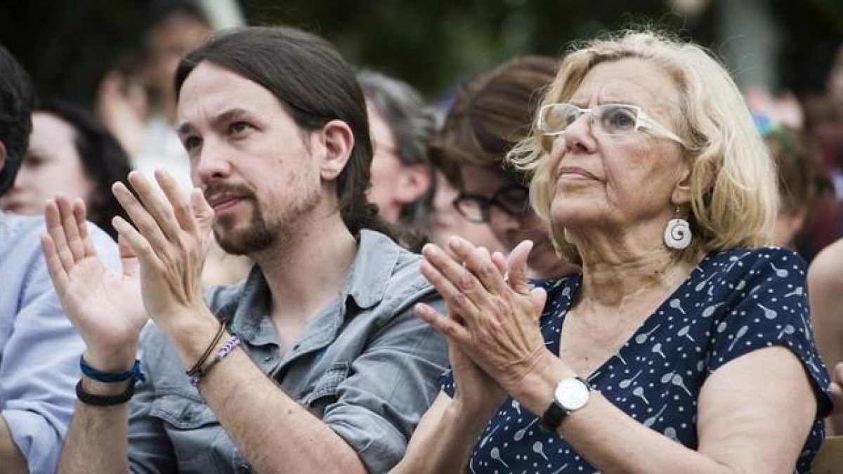 Pablo Iglesias y Manuela Carmena, en un mitin en Madrid.-EFE / LUCA PIERGIOVANNI